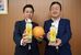発売した飲料「栃木県産にっこり梨」をＰＲする平岡執行役員（右）ら