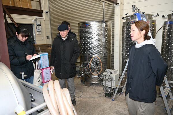 ワイン醸造について説明する山崎さん（右）＝２月７日、那須塩原市関谷