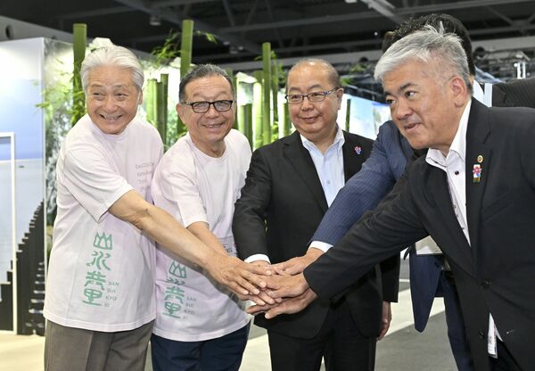3府県の合同セレモニーで笑顔を見せる福田知事(左)と池田県議会議長(左から2人目)