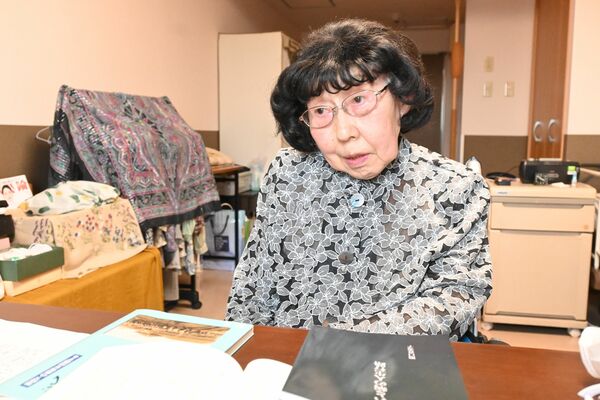 戦争に染まった学校生活を振り返る関口さん=19日午後、宇都宮市