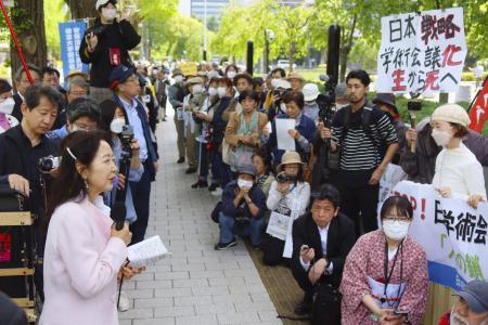 　国会前で行われた日本学術会議の特殊法人化法案への反対集会＝５月７日