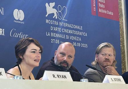 　ベネチア国際映画祭で記者会見する（左から）エマ・ストーン、ヨルゴス・ランティモス監督、ジェシー・プレモンス＝イタリア・ベネチア（共同）