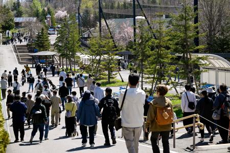 　夏季営業が始まった旭山動物園＝１日午前、北海道旭川市