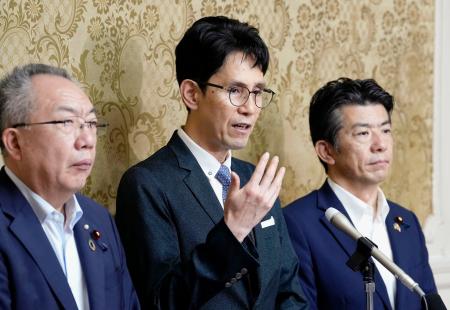 　自民党との会談後、記者団の取材に応じる中道改革連合の階幹事長（中央）。右は重徳国対委員長＝２日午前、国会