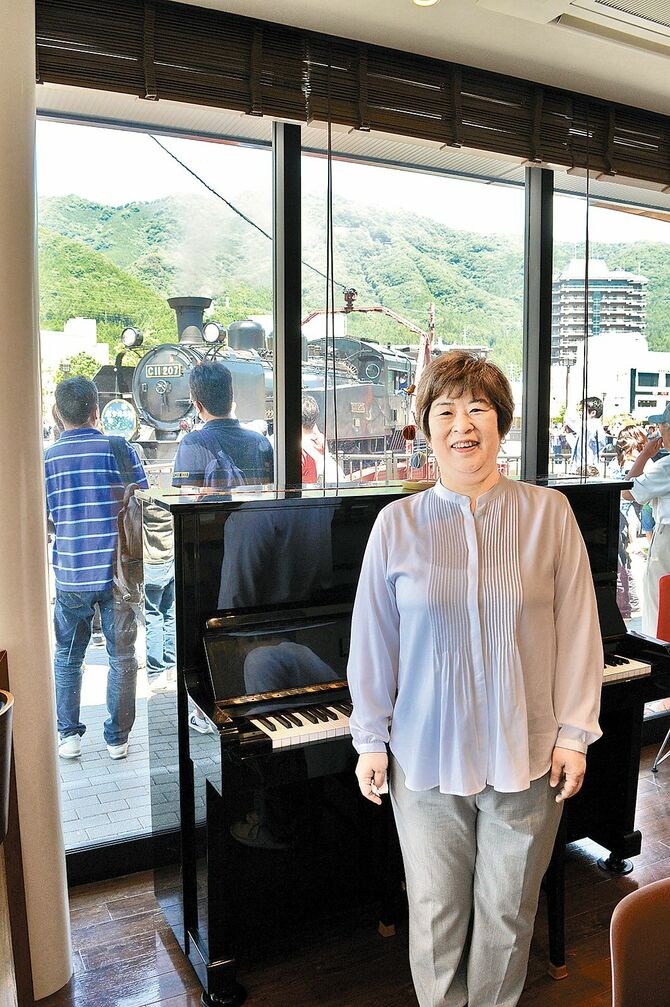ＳＬの転車台近くに置かれたピアノとオーナーの石川さん