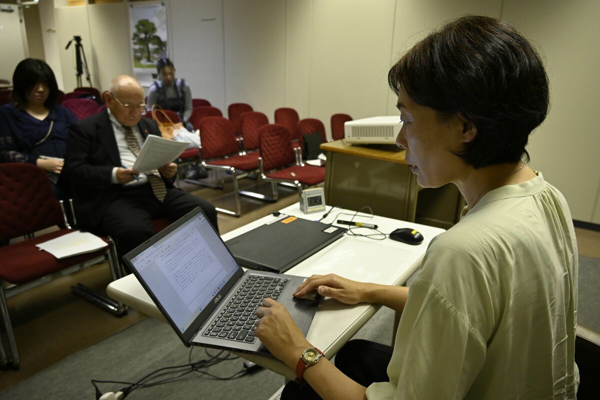 廣中さんや研修生仲間の前で作成中の講話原稿を読む大島さん（右）＝６月上旬、広島市内