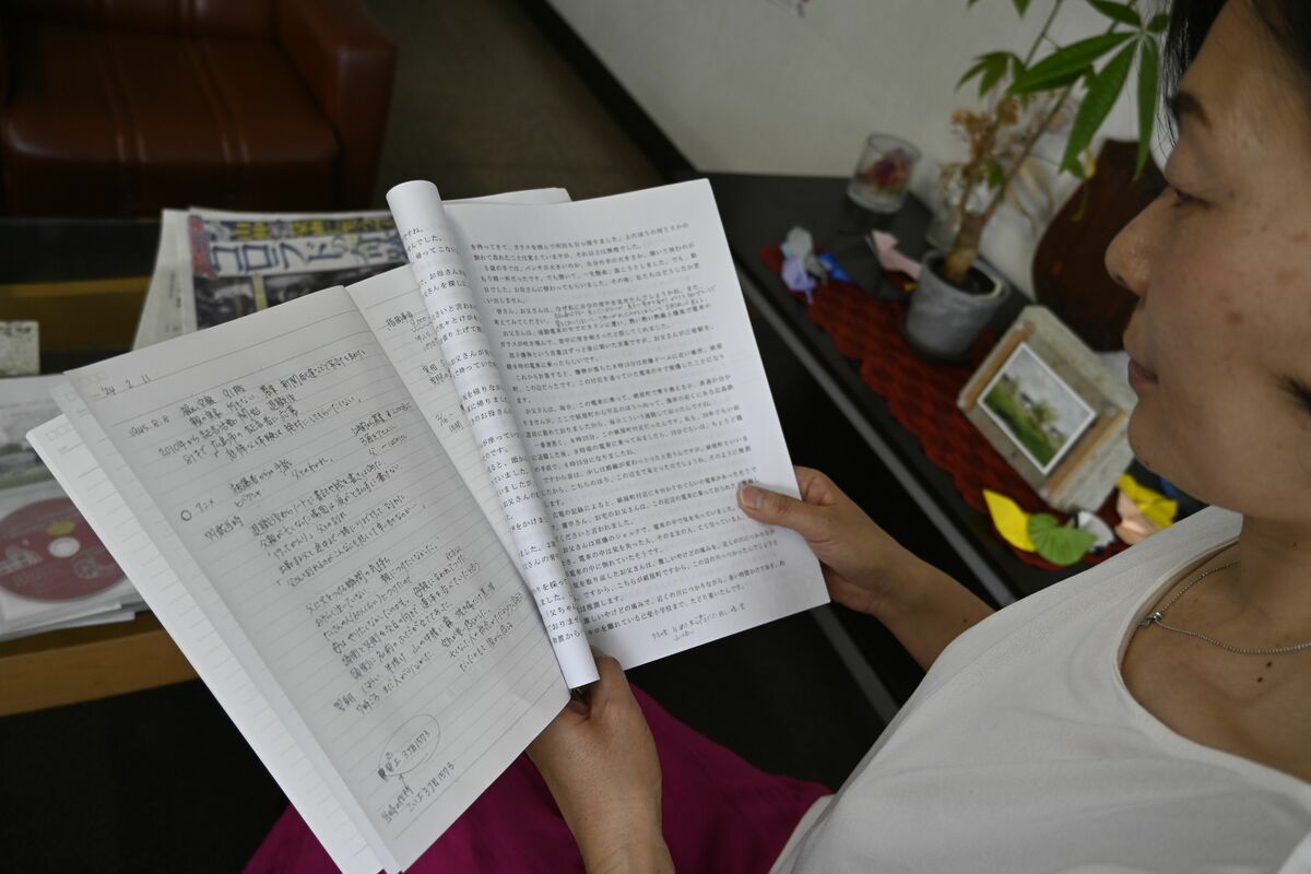 被爆者の廣中さんから聞き取った当時の記憶を記したノートや講話原稿=6月上旬、広島市内
