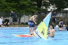 海なし県でマリンスポーツできるとは...　日光の落合中３年生、プールで…