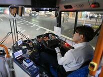 夢の続きと現実を走る　サッカー選手とバス運転士　人生「二刀流」に懸ける