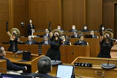 議場にハワイの風