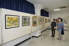 バラの絵など作品３２点並ぶ 