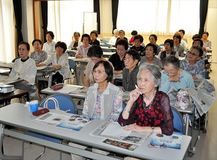 宇都宮東地域まちづくり推進協議会／記者の仕事など学ぶ