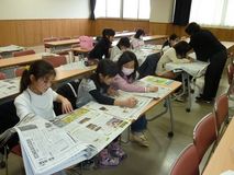 切り抜き楽しむ／小山市間々田公民館