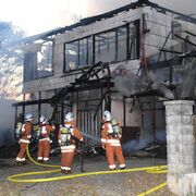 栃木市で建物火災、住宅と物置が全焼