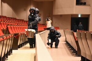 訓練で有害物質の撤去作業をする機動隊員＝20日午前、宇都宮市文化会館