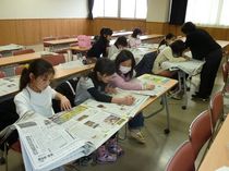 切り抜き楽しむ／小山市間々田公民館