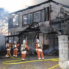 栃木市で建物火災、住宅と物置が全焼