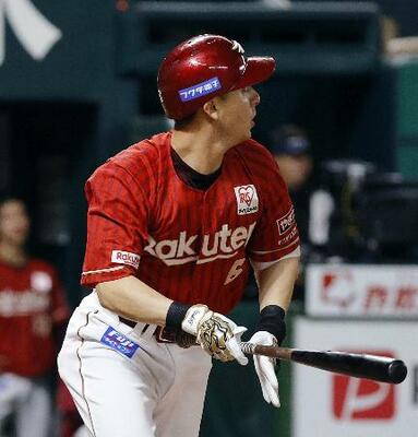 　８回楽天２死、村林が左越えに勝ち越しソロを放つ＝みずほペイペイドーム