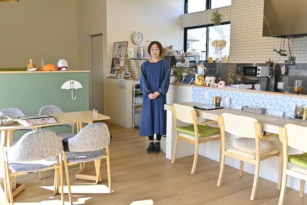 キッズスペースを備え、バリアフリーにもこだわった店内に立つ五月女さん