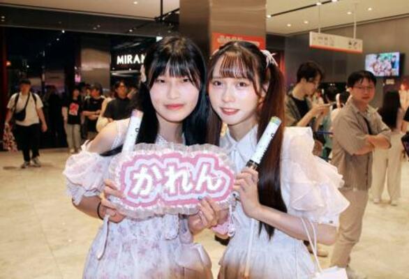 「FRUITS ZIPPER」ファンの台湾の大学生2人組=10月、台北郊外(NNA=共同)