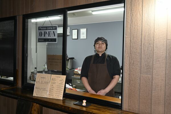 注文カウンターに立つ鈴木店長