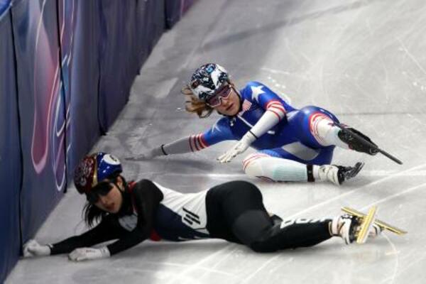 スピードスケート・ショートトラック混合リレー準決勝で、転倒した韓国と米国の選手=10日(ゲッティ=共同)