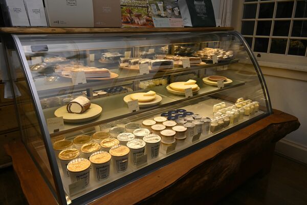 ニルバーナやさまざまな焼き菓子などが並ぶ「明治の館」の店内