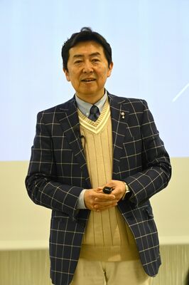 笑いを交えてがんの治療経験を語る笠井さん＝29日午後、宇都宮市宮みらい１丁目