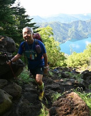 日本三百名山登頂を果たした金田さん。軽快な歩調で男体山の岩場を進んでいった＝１１日午前、男体山