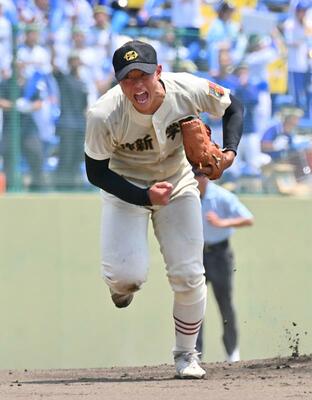 ７回、ピンチを切り抜け声を上げる作新の主戦・斎藤＝エイジェックスタジアム、河野光吉撮影