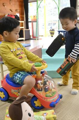 未就園児向けの親子教室で遊ぶ子どもたち。衆院選では各党が子育て支援策を打ち出している＝９日午前、県東地域