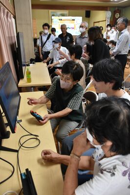 ｅスポーツを楽しむ高齢者