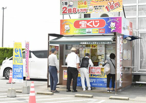 ５月に１等前賞が出た売り場では販売開始直後に列ができた＝30日午前10時２分、大田原市富士見１丁目