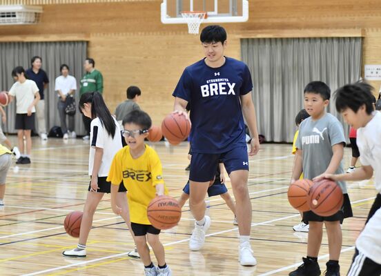 星川選手と共にドリブル練習をする児童生徒ら