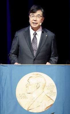 ノーベル賞受賞の記念講演をする坂口志文・大阪大特任教授=7日、ストックホルムのカロリンスカ研究所(共同)