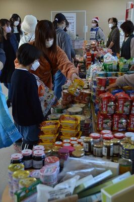 たくさんの物品が配られたクリスマスパントリー