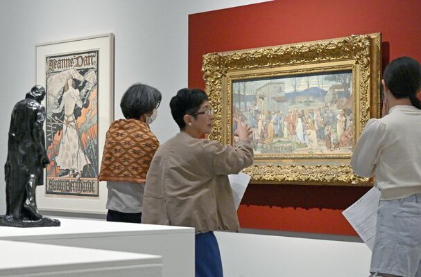内覧会で作品を鑑賞する関係者＝11日午後３時50分、宇都宮美術館