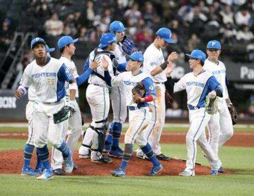 オリックスに3連勝し、喜ぶ日本ハムの選手たち=エスコンフィールド