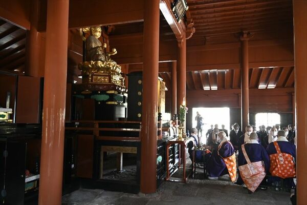 コロナ禍前の規模で行われた開山会の法要