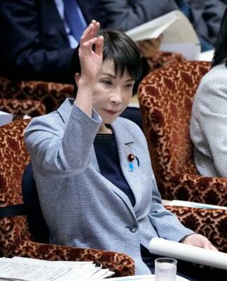 参院予算委で答弁のため挙手する高市首相=12日午前