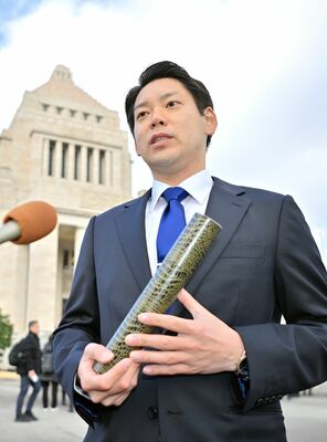 議事堂前で抱負を語る渡辺氏＝18日午前８時10分、国会、磯真奈美撮影