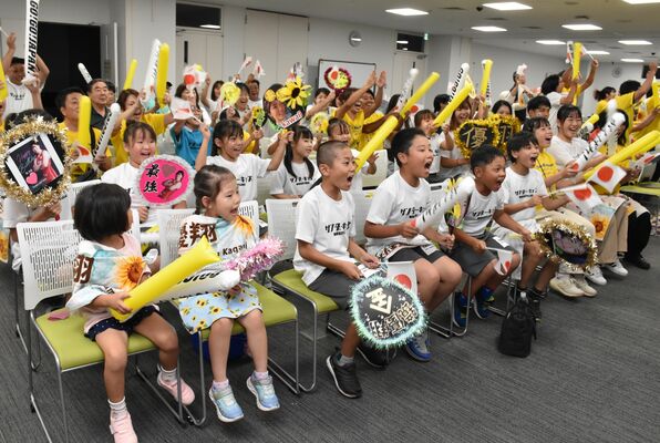 鏡の金メダルが決まり、喜びを爆発させる子どもたち＝11日夜、下野市役所