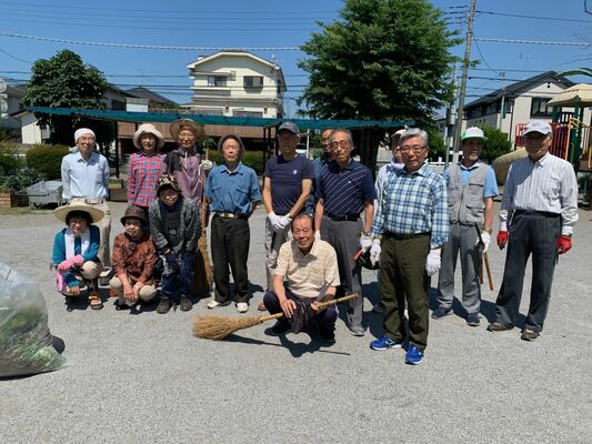公園内を掃除した池畑児童公園愛護会のメンバー