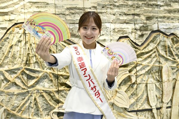 バレンタインジャンボ宝くじをＰＲする並川さん＝６日午前、下野新聞社