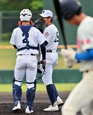 １回、マウンド上で話し合う佐野日大の先発・大門（中央）と捕手・残間＝富士北麓公園野球場