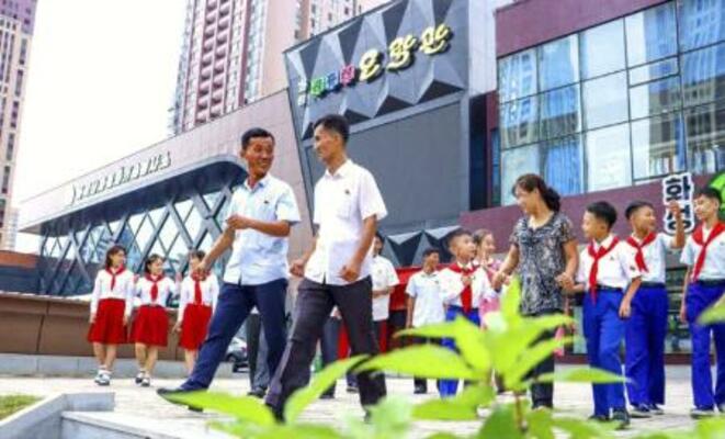 平壌の和盛地区に開業したゲームセンター「和盛コンピューター娯楽館」。9月14日付の労働新聞が掲載した(コリアメディア提供・共同)