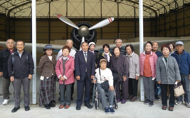 講話会を行う町遺族会の会員たち