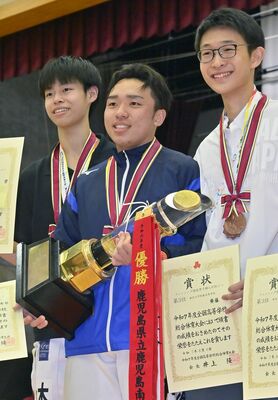 フェンシング男子エペで初優勝し、笑顔を見せる栃商の中浦（中央）＝島根県安来市民体育館、広瀬華撮影