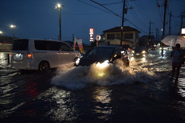 栃木市中心部の冠水現場＝２６日午後７時１５分、栃木市祝町