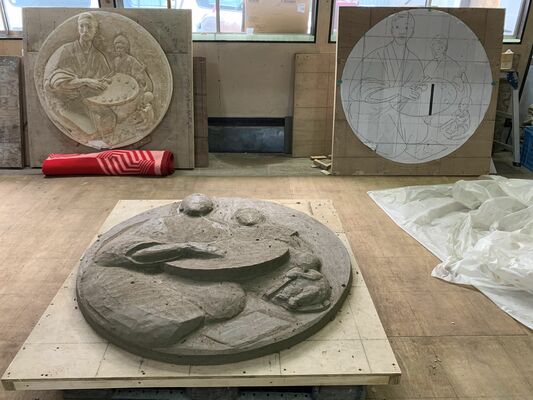 復元に向け原型の制作が進む新たなロマンの碑（手前）